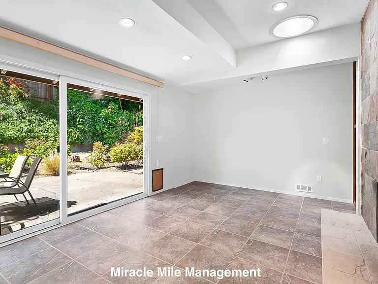 2503 Las Gallinas Ave — Photo 12