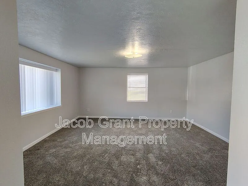 2 bed, 1.0 bath, 1000 sqft, $800 — Photo 2