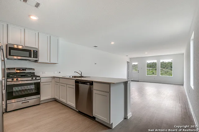 3 bed, 2.0 bath, 1402 sqft, $1,650 — Photo 2