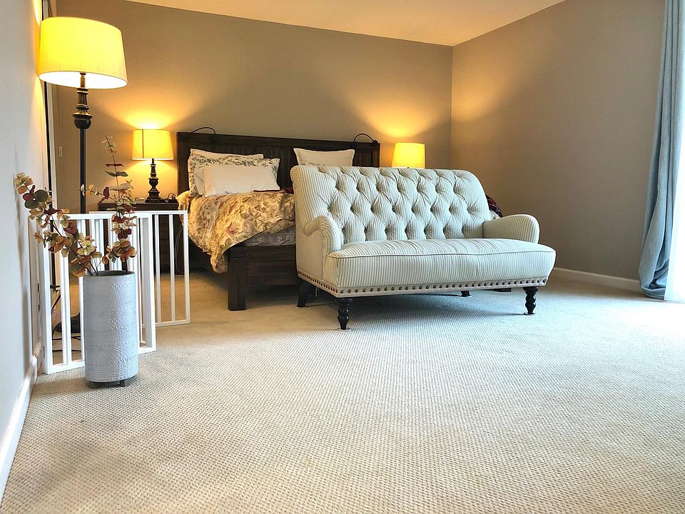 1st image of 498 Pin Oak Dr