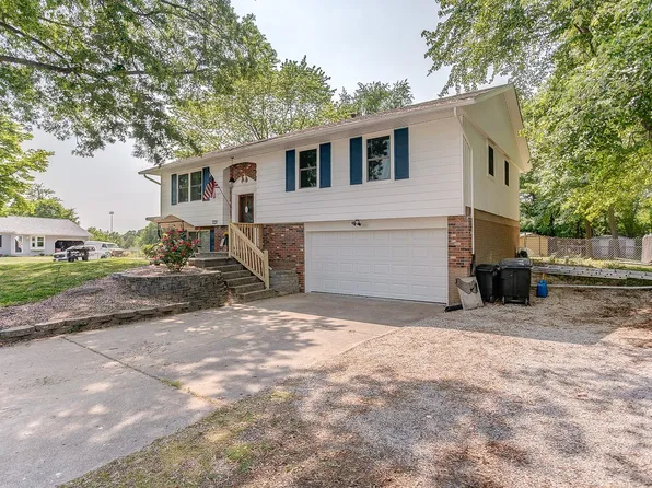 5700 Sir Kay Ct, Godfrey, IL 62035