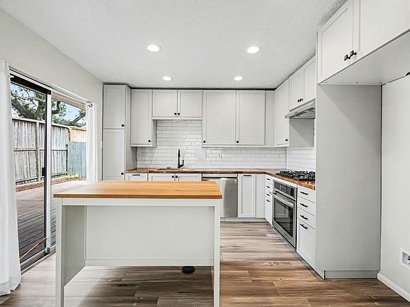 5th image of 1723 Linfield Way