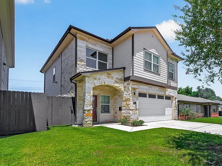 2211 Silverbonnet St — Photo 2