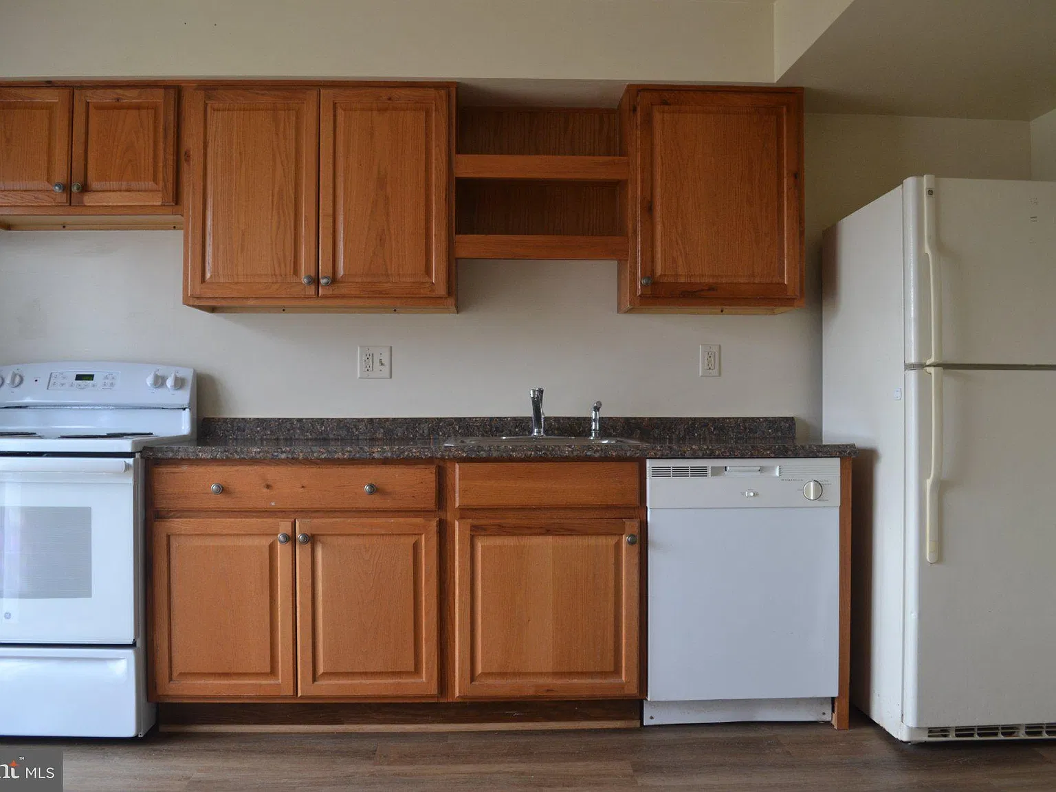 3 bed, 1.5 bath, 1024 sqft, $2,100 — Photo 4