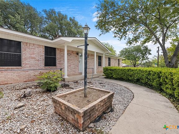 3rd image of 618 Fair Ln