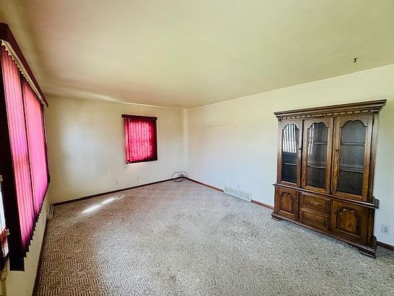 5th image of 2936 Queen Ave