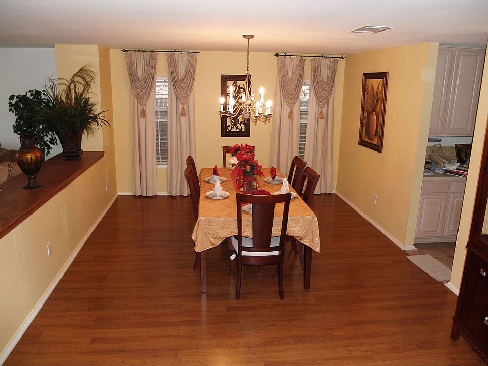 FORMAL DINNIG ROOM