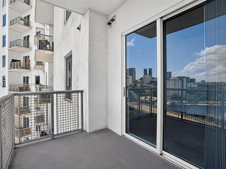 10 SW South River Dr #1010 — Photo 4