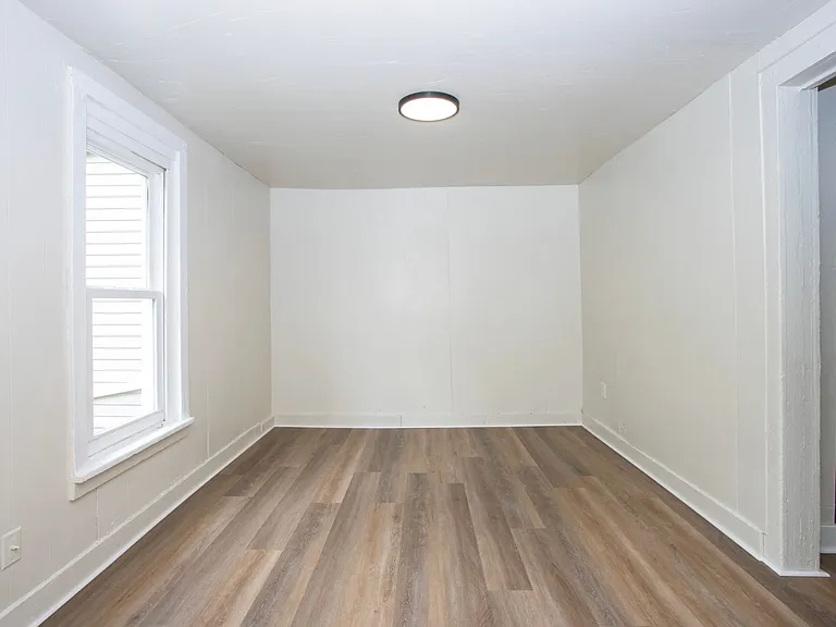 217 Hall St — Photo 9