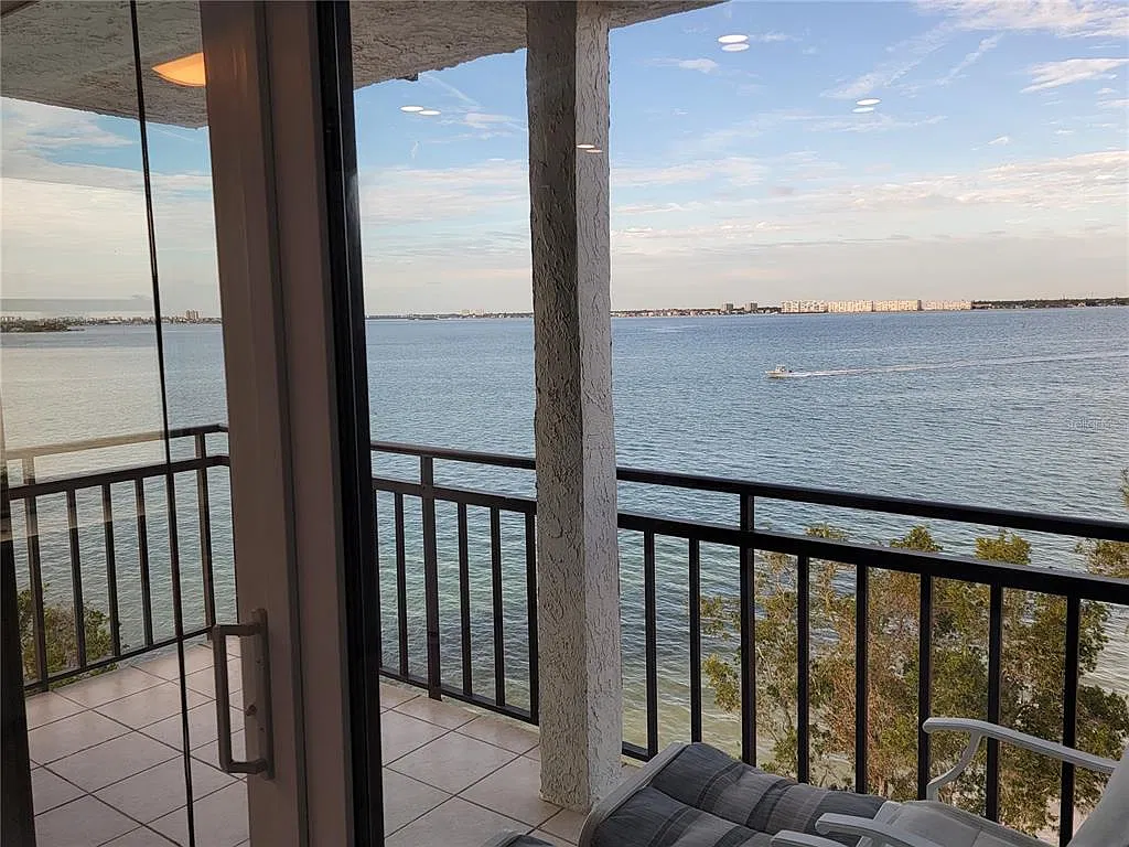 2 bed, 2.0 bath, 1030 sqft, $3,000 — Photo 2