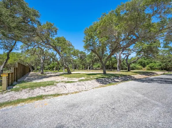 40 Magnolia St, Rockport, TX 78382