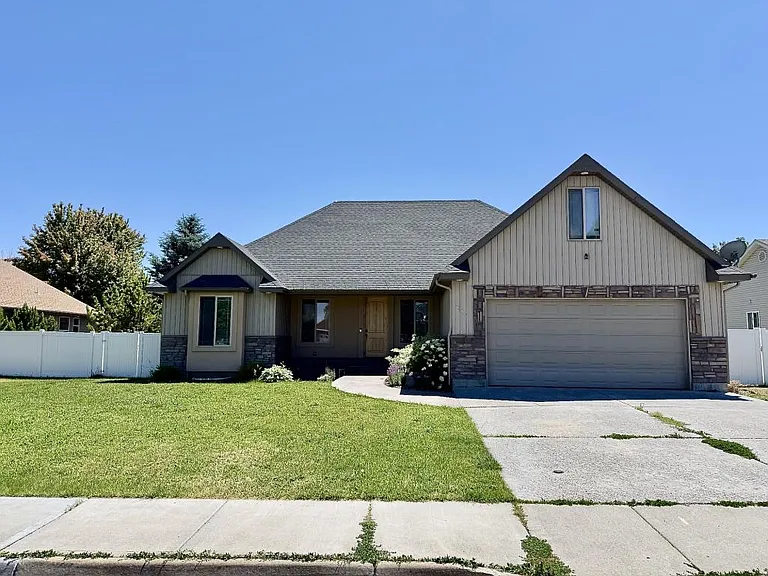 2612 Eastview Dr — Photo 2
