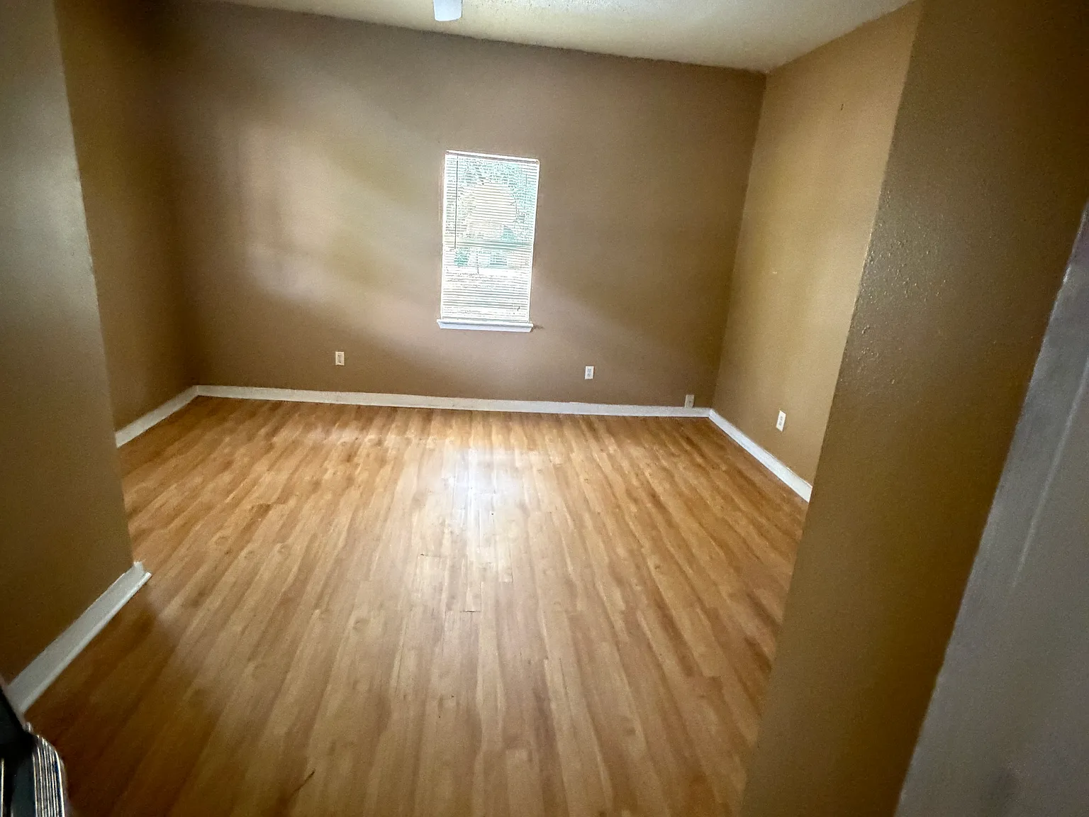 3 bed, 1.5 bath, 1320 sqft, $900 — Photo 2