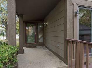175 N Glengarry Dr APT A, Geneva, IL 60134