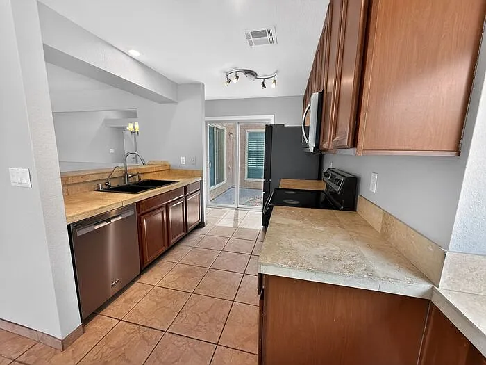 541 S Fir St — Photo 17