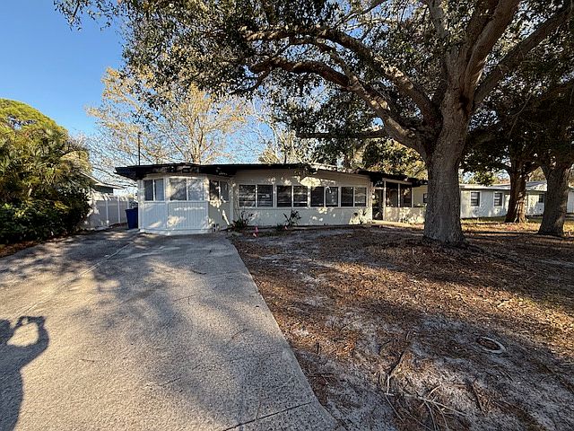1st image of 409 Country Club Dr