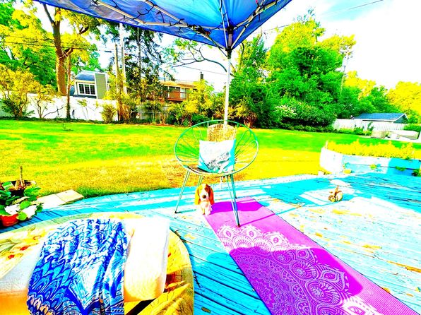 2082 Lakeshire Dr