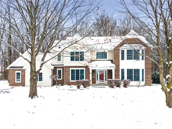 36 Sunleaf Dr, Penfield, NY 14526