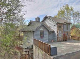 980 Chestnut Dr, Gatlinburg, TN 37738