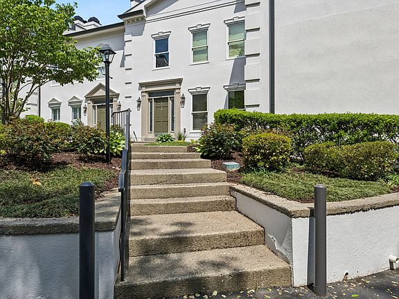 2nd image of 3037 Woodlawn Dr