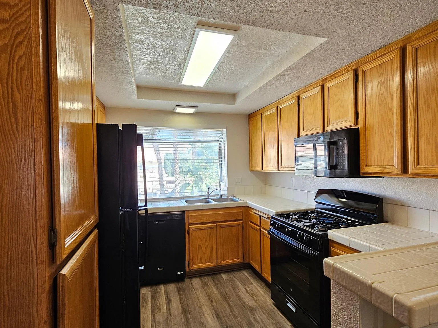 Mission West Luxury Apartments — Photo 3