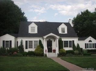 30 Crestwood St, Syosset, NY 11791