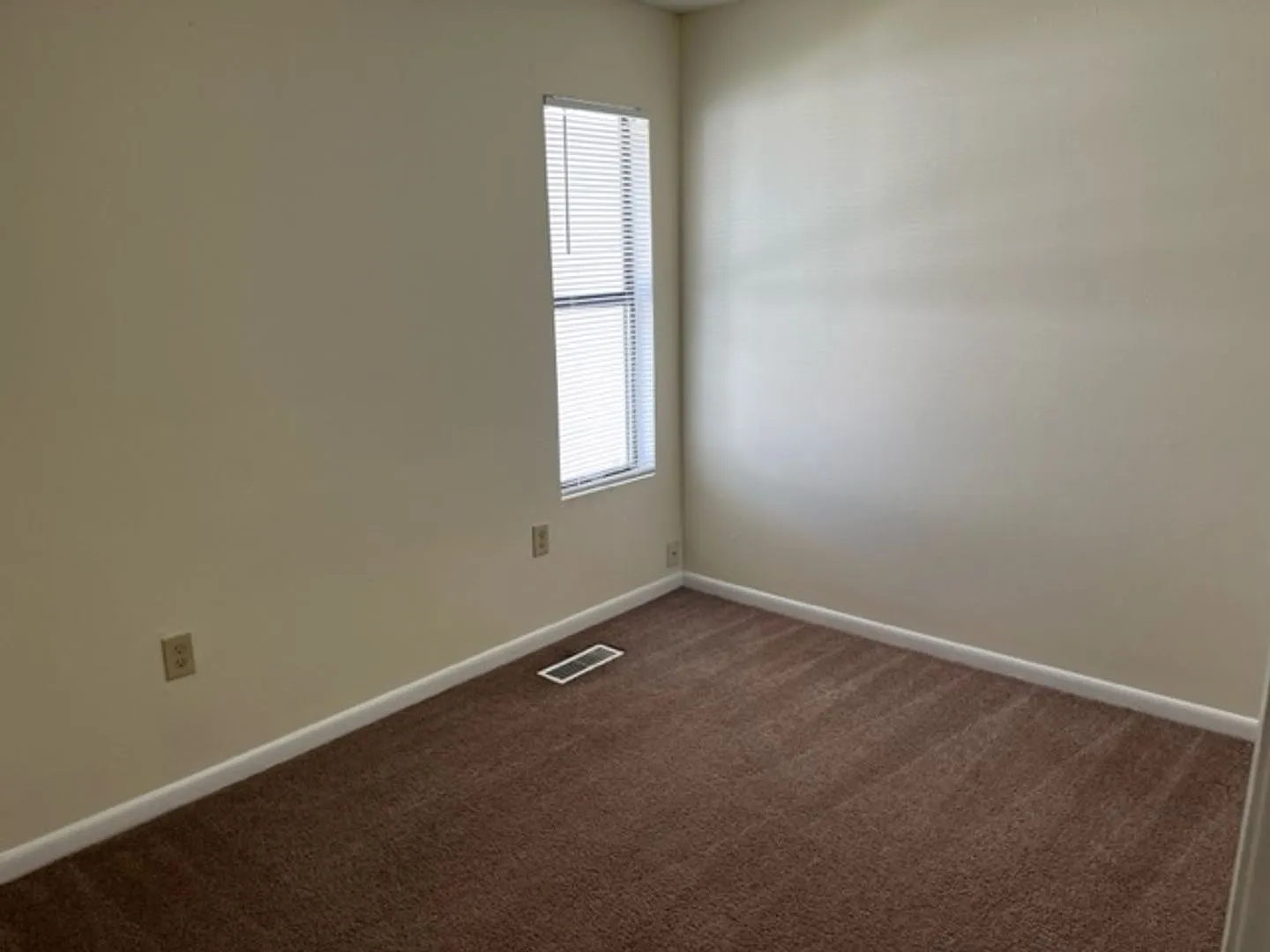 Avalon Townhomes - Washer & Dryer included!! — Photo 4