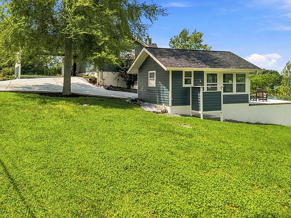 3rd image of 952 Leisure Ln