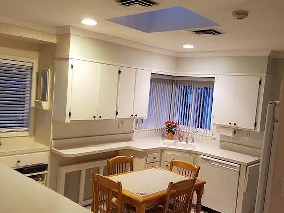 3rd image of 486 Poplar Ln