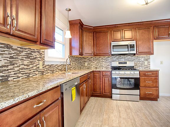4th image of 95 Jonathan Dr