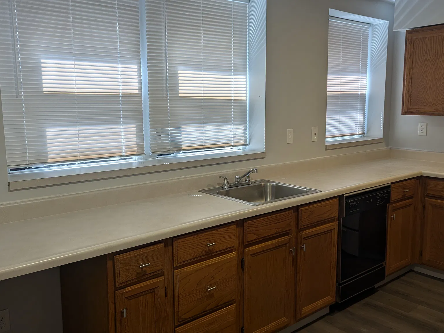 Spacious 2 Bedroom, 1 Bathroom Apartment in Squirrel Hill South — Photo 3