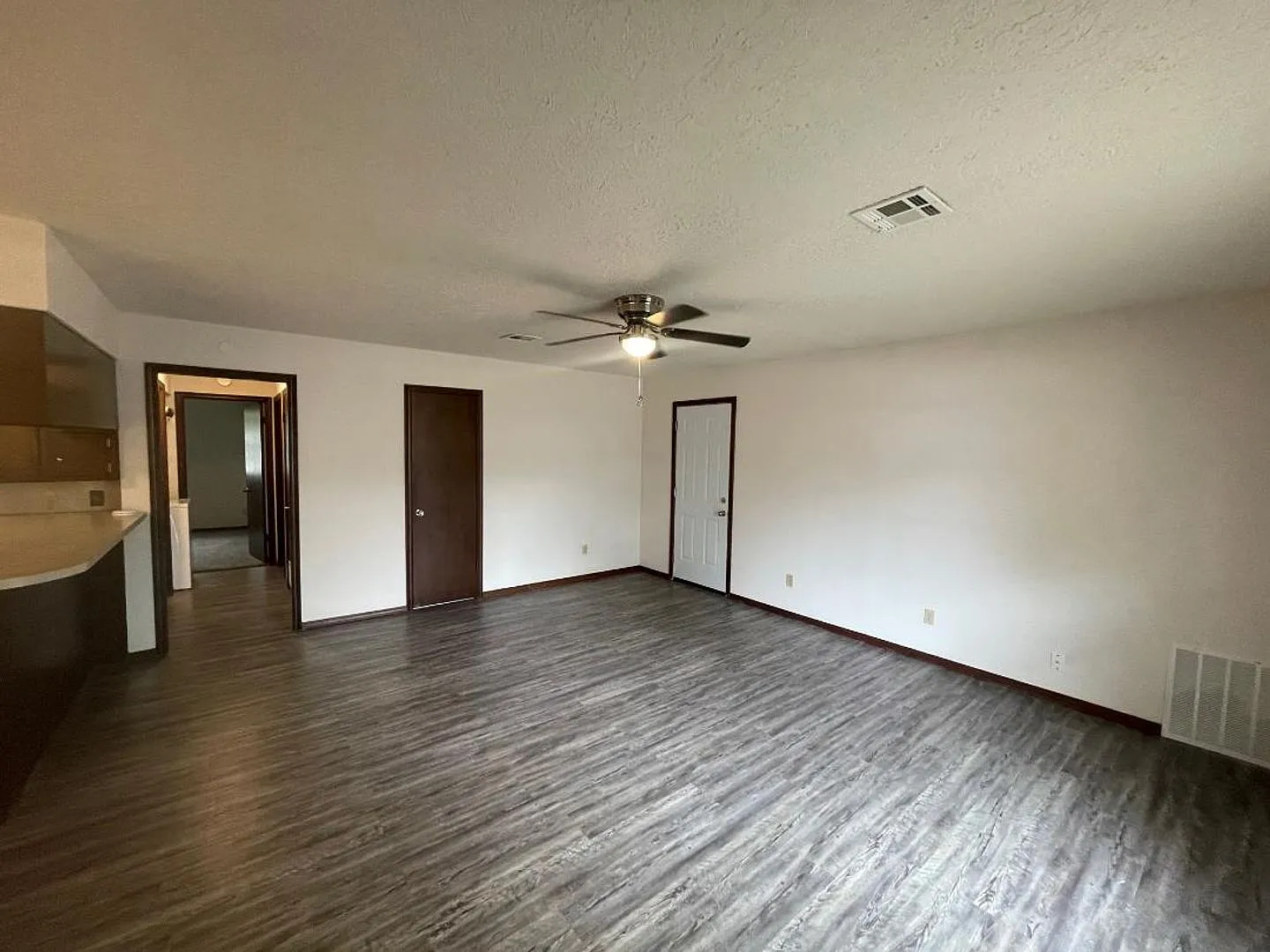 Adorable 2 Bedroom 1 Bathroom Duplex — Photo 2