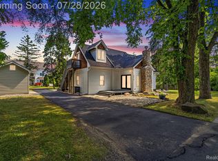 4075 Green Lake Rd, West Bloomfield, MI 48324