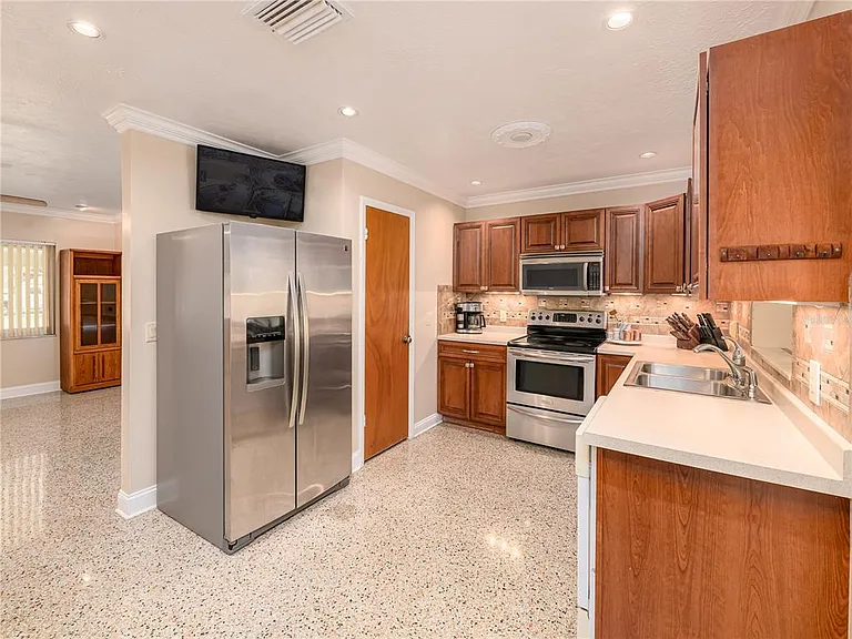 907 Hillside Ter — Photo 11