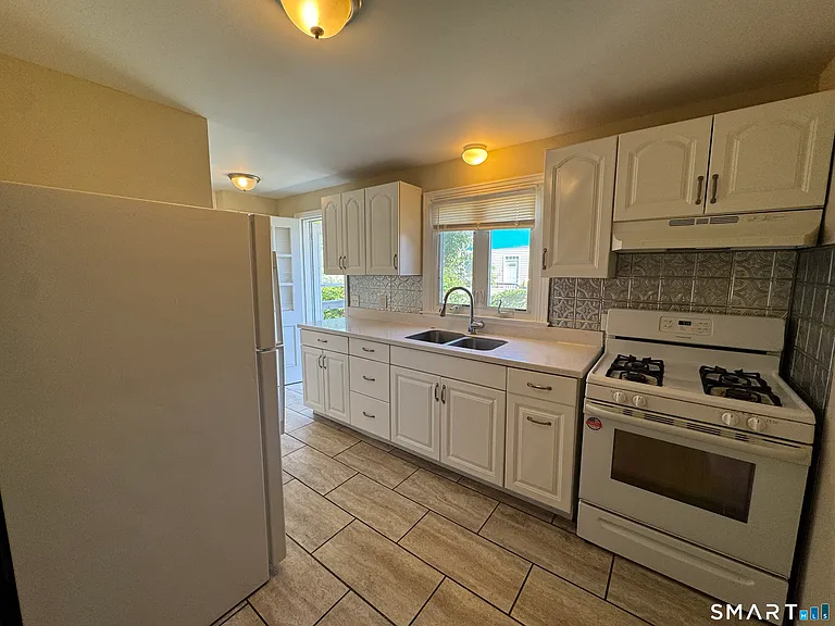 1164 Whitney Ave #J — Photo 2
