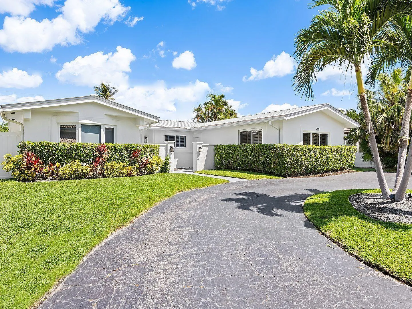 4 bed, 2.0 bath, 2366 sqft, $4,800 — Photo 1