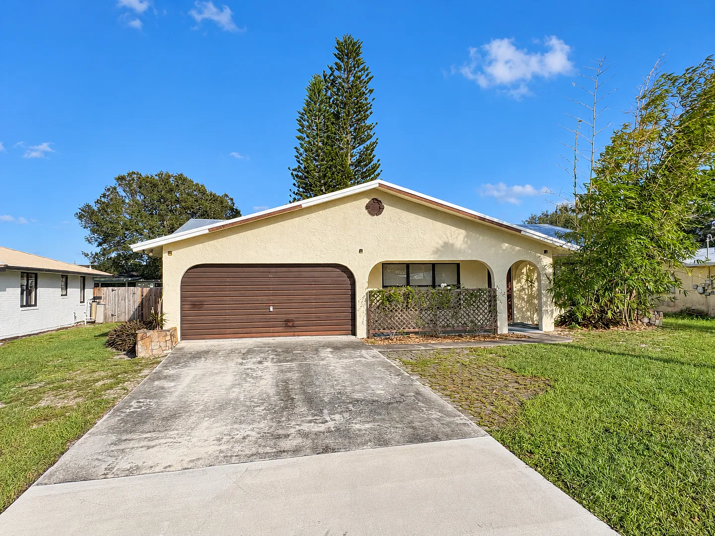 2/2/2 home with fenced backyard in Ft Pierce — Photo 1