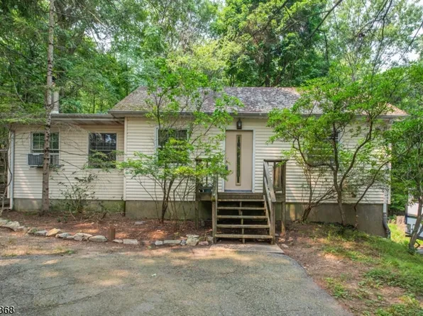 197 Snake Den Rd, Bloomingdale Boro, NJ 07465