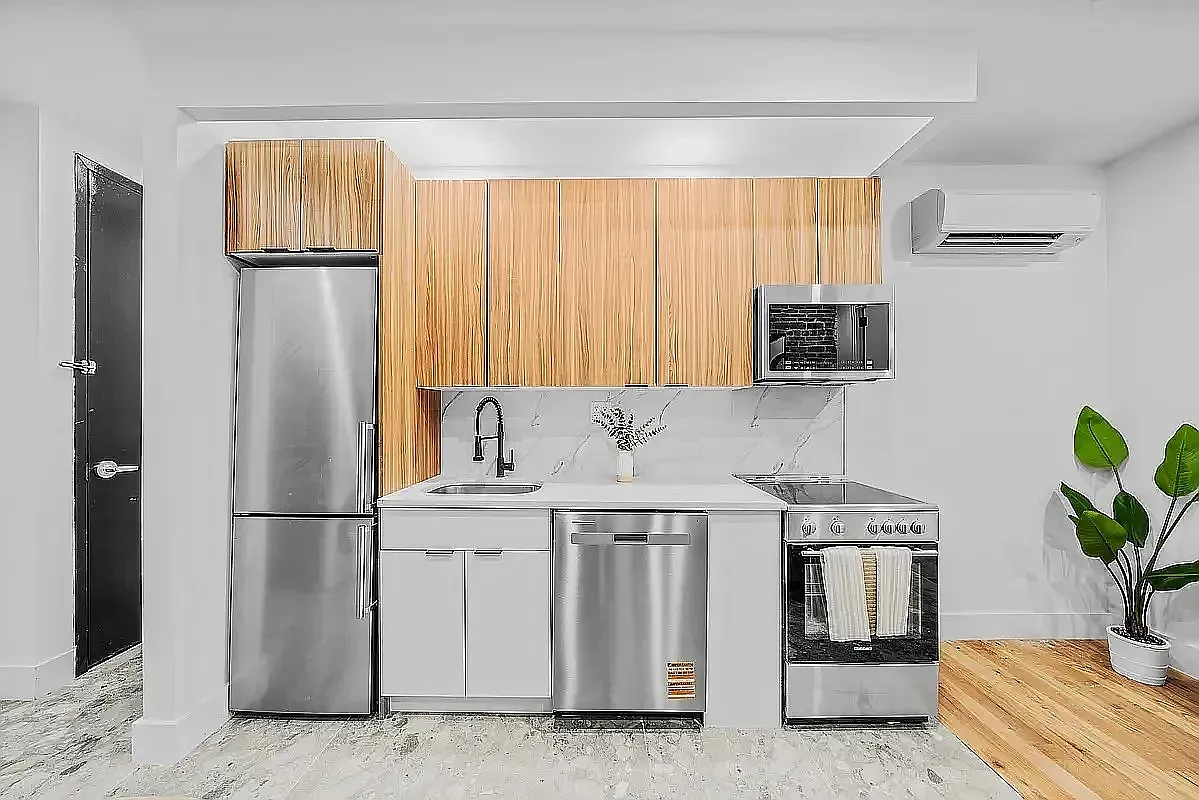 452 West 36th Street — Photo 4