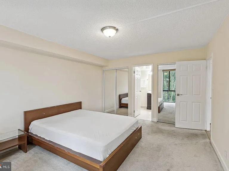 1401 N Rhodes St #406 — Photo 7