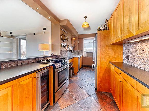 3rd image of 575 Grand St Unit D1507