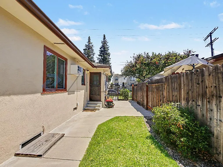 14801 Burbank Blvd — Photo 19