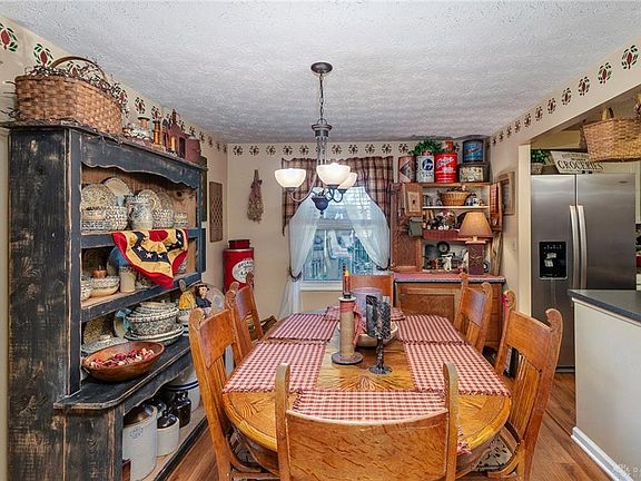 3rd image of 813 Sunset Dr