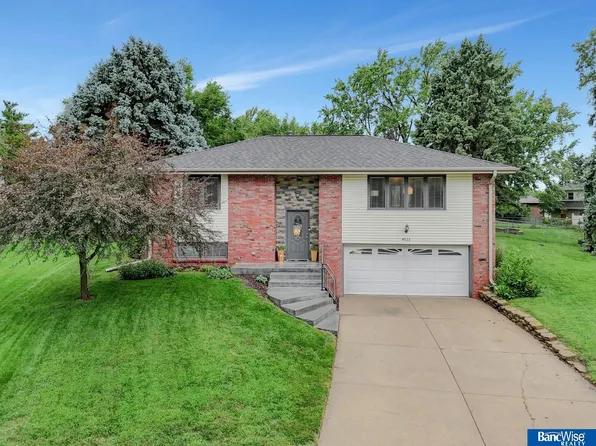 8111 Lamplighter Cir, Lincoln, NE 68510