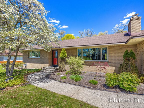 3rd image of 3160 Dorais Dr NE