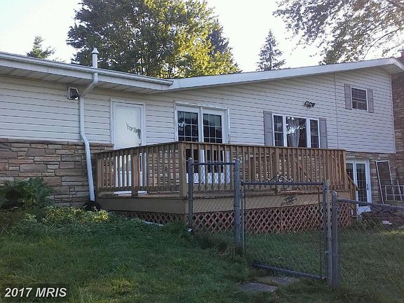 Image 4: : Large deck