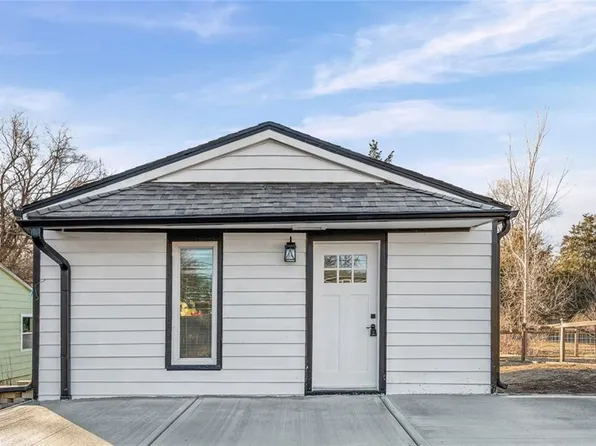 1128 Quincy St, Leavenworth, KS 66048