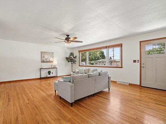 3rd image of 2631 Roosevelt Ave