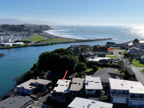 222 Del Norte Ln #8, Brookings, OR 97415