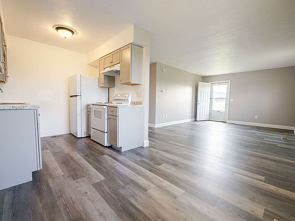 4th image of 100 Heritage Cir #110